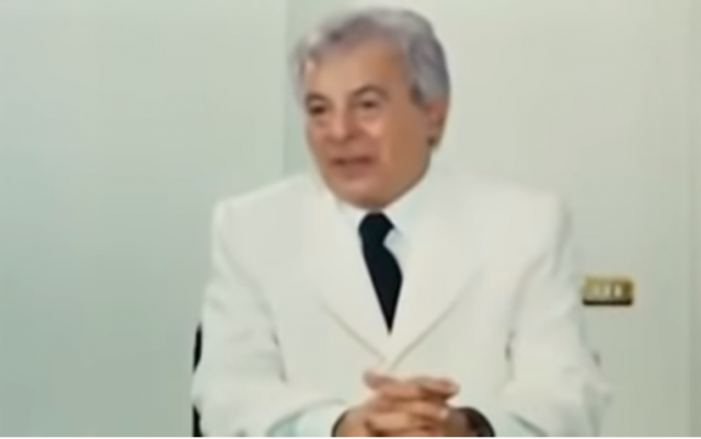 سر ارتداء سعيد عبد الغني للملابس البيضاء فن وثقافة أخبار الفن والمجتمع