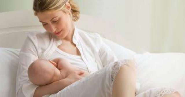 8 فوائد للرضاعة الطبيعية.. تحمى الأم من سرطان الثدى وتعزز صحة طفلك