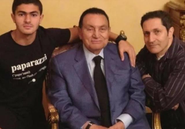 علاء مبارك مع والده ونجله عمرو