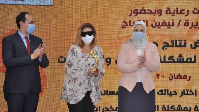 الفنانة يسرا أثناء تكريمها من وزيرة التضامن الاجتماعي