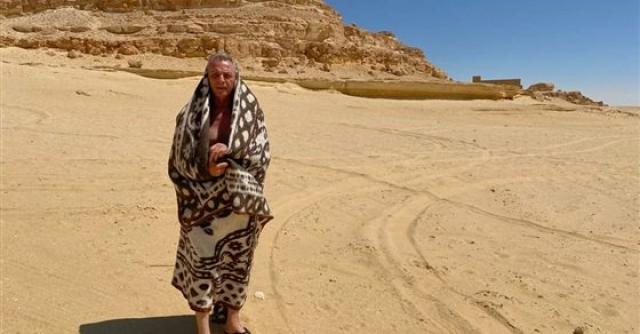 محمود حميدة يستمتع بحمام الرمال في سيوة | أخبار فنية ...