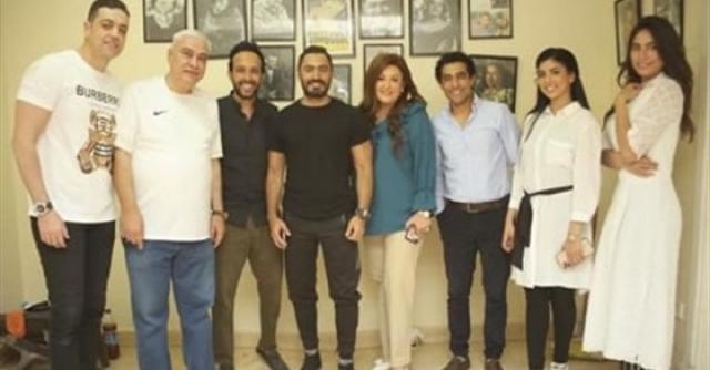 تامر حسنى مع فريق عمل مسلسل طلقتك نفسى