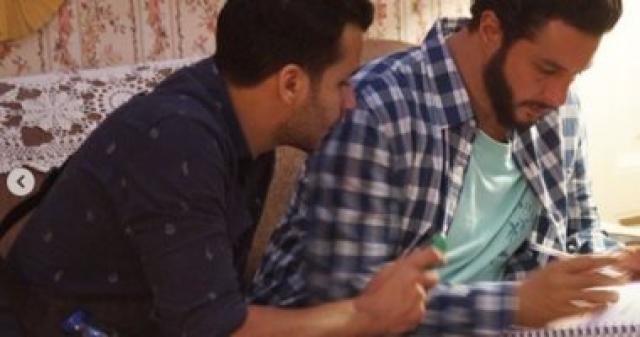 أحمد الفيشاوى مع مساعده الشخصى