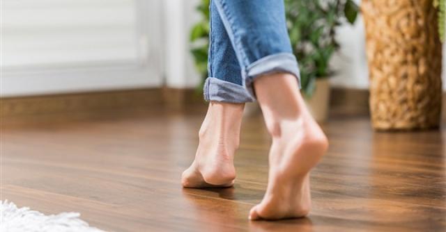 اسباب تمنعك من التجول بالمنزل حافي القدمين