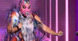 ليدى جاجا تخطف الأنظار فى حفل جوائز MTV بأزياء وكمامات غريبة.. صور