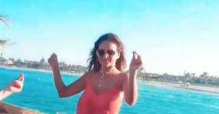 على حمام السباحة.. نيللى كريم ترقص على أغنية مليونير.. فيديو