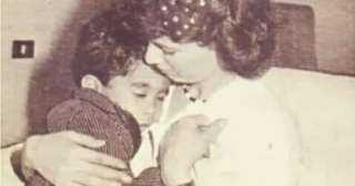 أخو هيثم أحمد زكى يكشف عن صورة نادرة للراحل مع والدته هالة فؤاد